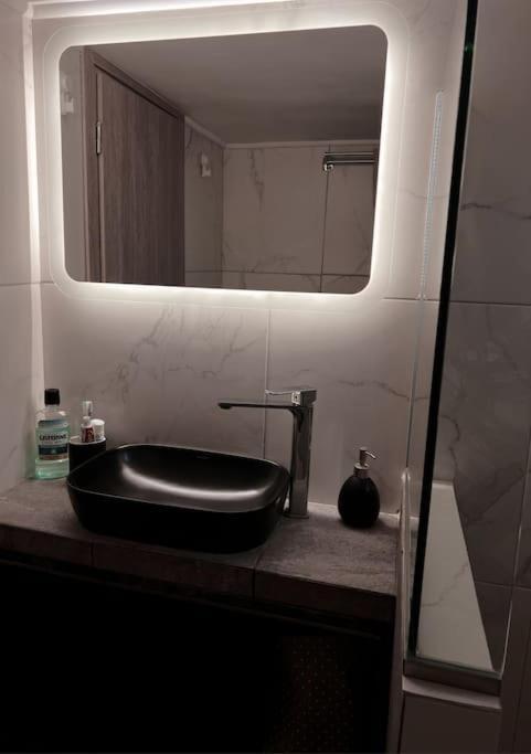 Minimal 3Br Apartment In Афины Экстерьер фото